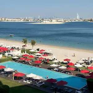 https://spacious-beachfront-2-bedroom-apartment-the-8.dubaihotelsoffers.com